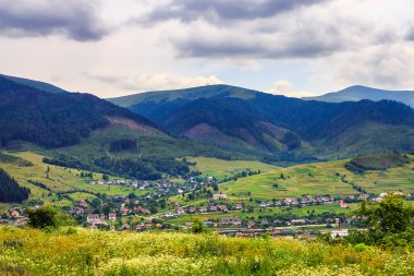 ışık demeti ile sonbahar dağ köyünde hillside düşüyor