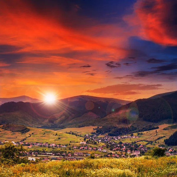 Faisceau de lumière du soir tombe sur la colline avec village d'automne à mou — Photo
