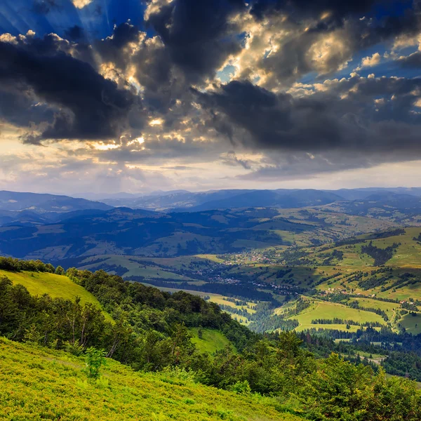 Fascio di luce cade sulla collina con foresta autunnale in montagna — Foto Stock