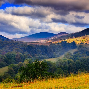 soğuk siste Dağları üzerinde sıcak gündoğumu