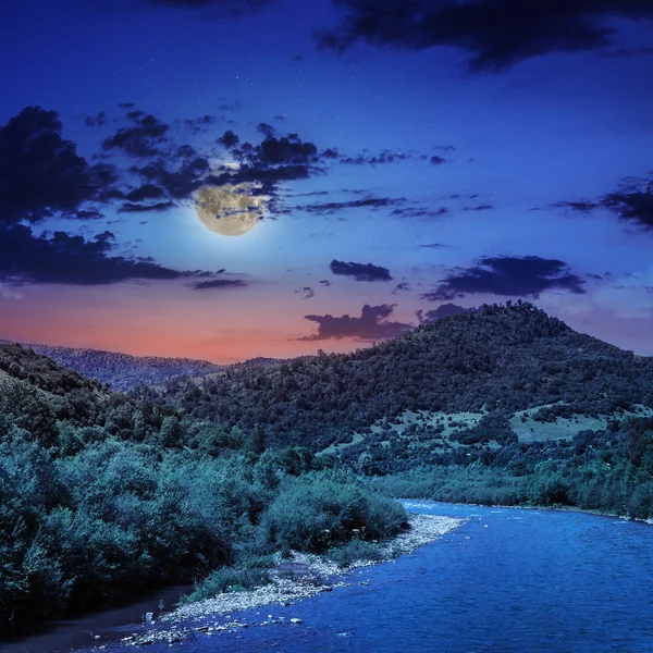 Rivière sauvage de montagne par une nuit d'été claire — Photo