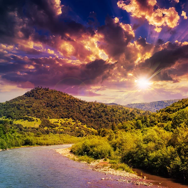 Río salvaje de montaña en una noche de verano clara — Foto de Stock