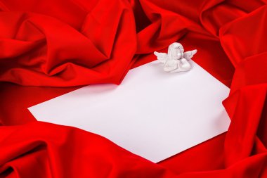 aşk kartı ile kırmızı kumaş üzerinde angel