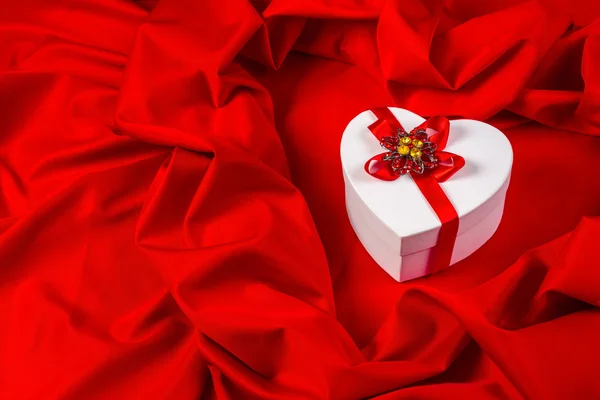 Любовна листівка з серцем на червоній тканині — стокове фото