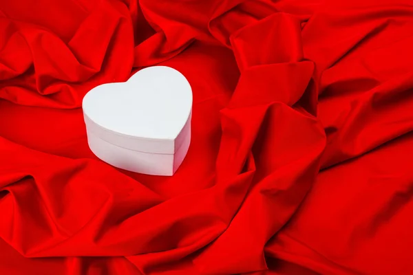 Liebeskarte mit Herz auf rotem Stoff — Stockfoto