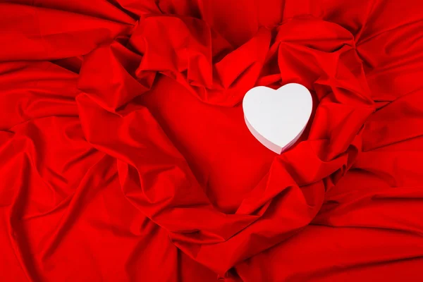 Tarjeta de amor con corazón en una tela roja —  Fotos de Stock