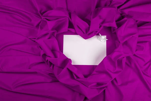 Biglietto d'amore con angelo su tessuto viola — Foto Stock