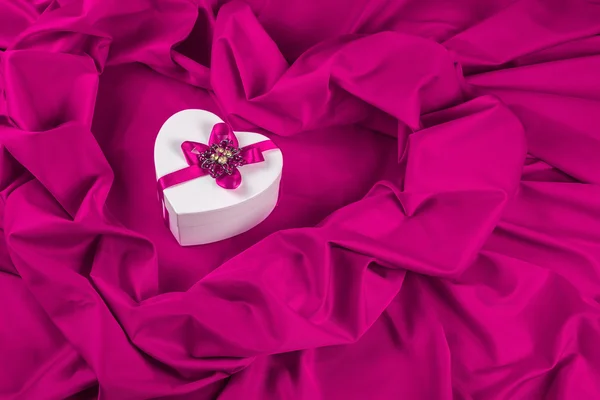 Kjærlighetskort med hjerte på et lilla stoff – stockfoto