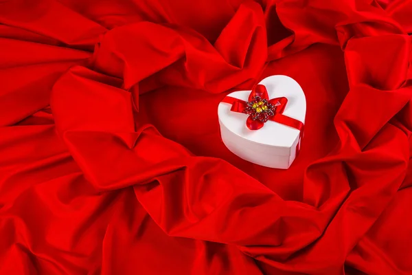 Love card with heart on a red fabric — Stock Photo, Image