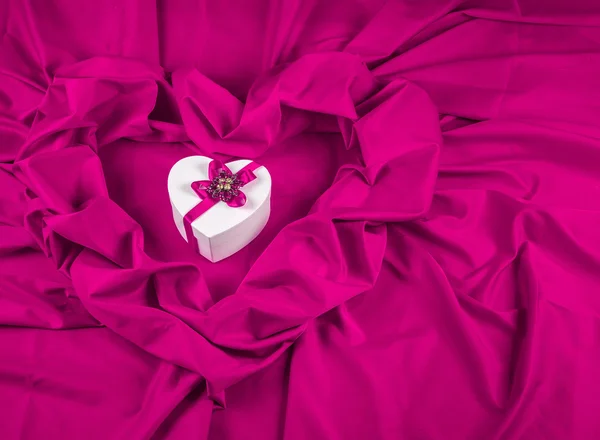 Tarjeta de amor con corazón en una tela púrpura — Foto de Stock