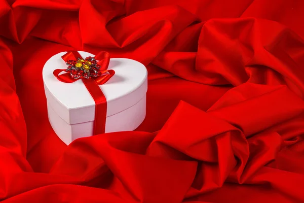 Cartão de amor com coração em um tecido vermelho — Fotografia de Stock