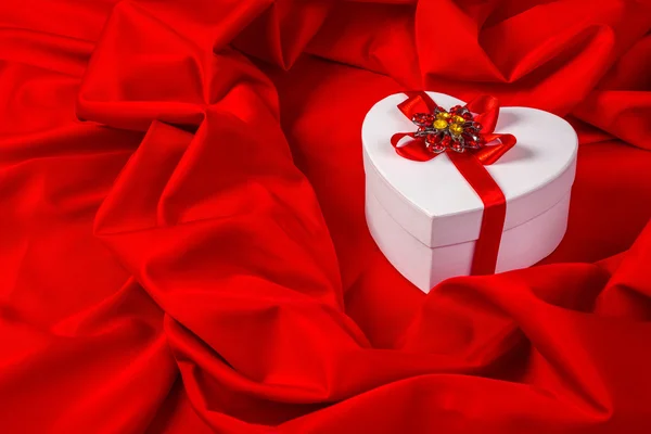 Love card with heart on a red fabric — Stock Photo, Image