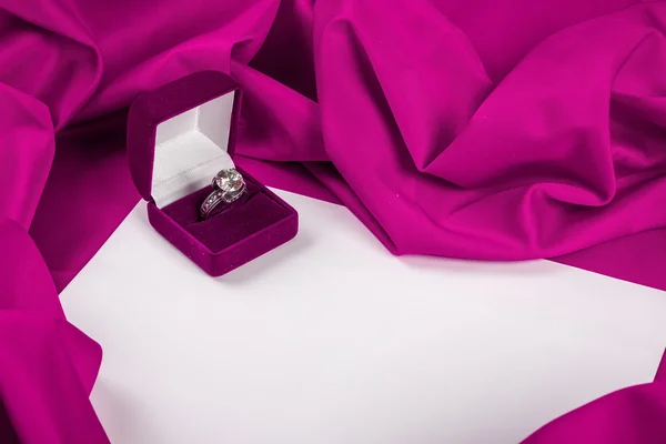 Tarjeta de amor con anillo de diamantes en una tela púrpura —  Fotos de Stock