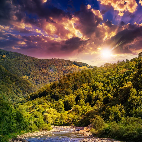 Wilde berg rivier op een warme zomeravond — Stockfoto