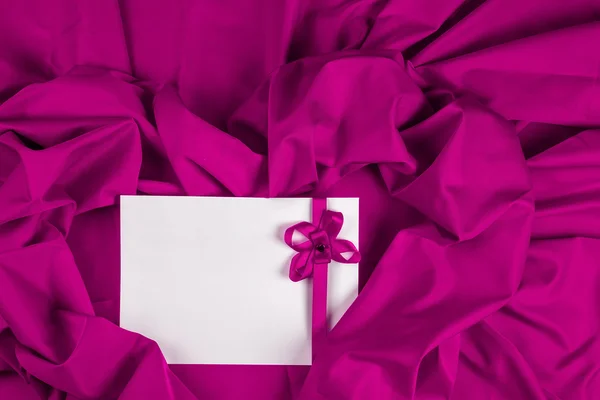 Любовная открытка с сердцем и лентой на фиолетовой ткани — стоковое фото