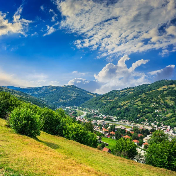 与山区森林的山坡草地上村 — 图库照片