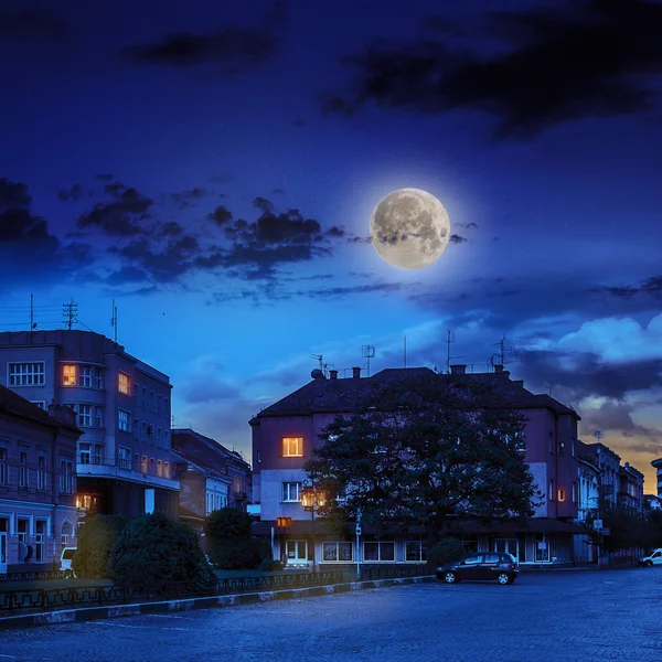 Старый город окутан улицей ночью — стоковое фото