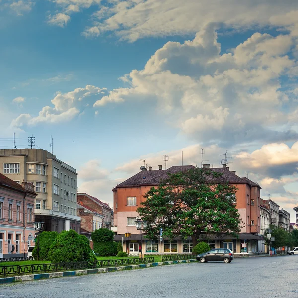 Старе місто ще спить вранці, загорнуте вулицею . — стокове фото