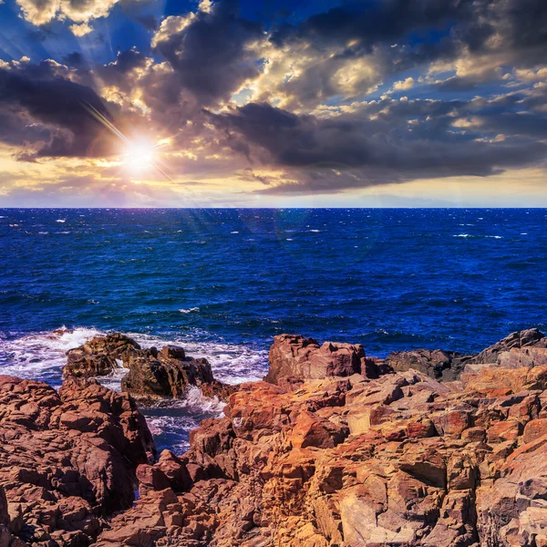 Ola de mar rompe sobre rocas al atardecer —  Fotos de Stock