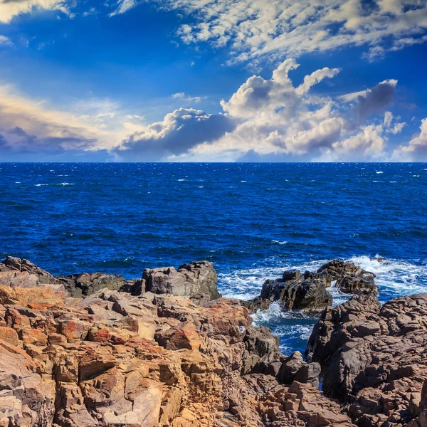 Ola de mar rompe sobre rocas — Foto de Stock