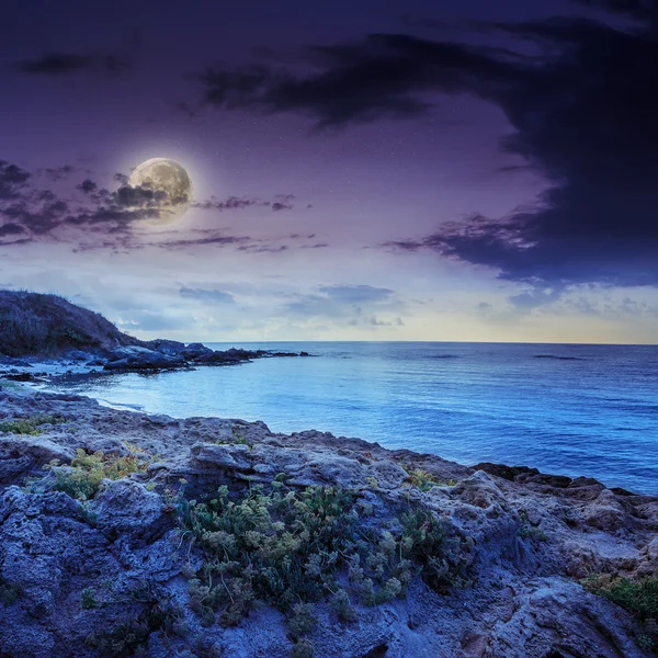 Sea wave breaks about boulders at night — Stock Photo, Image