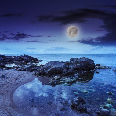 Deniz kıyısında yatay, kayalar, gece