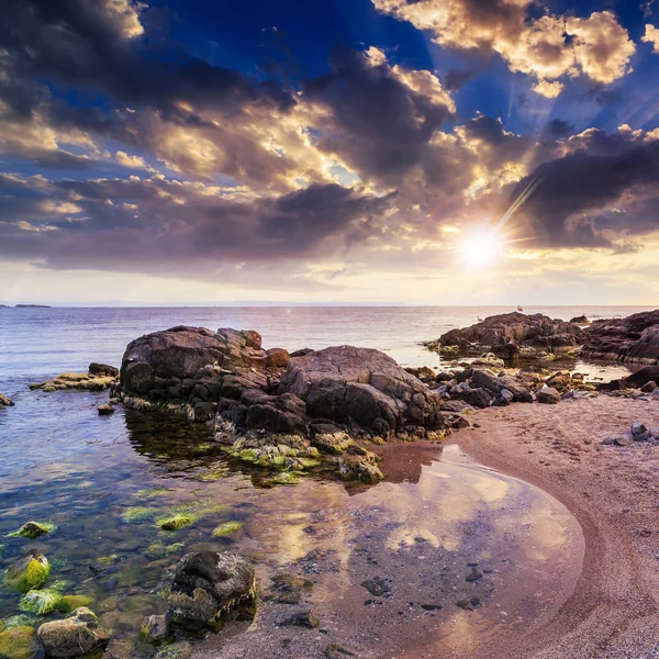 Ola de mar rompe sobre rocas al atardecer — Foto de Stock