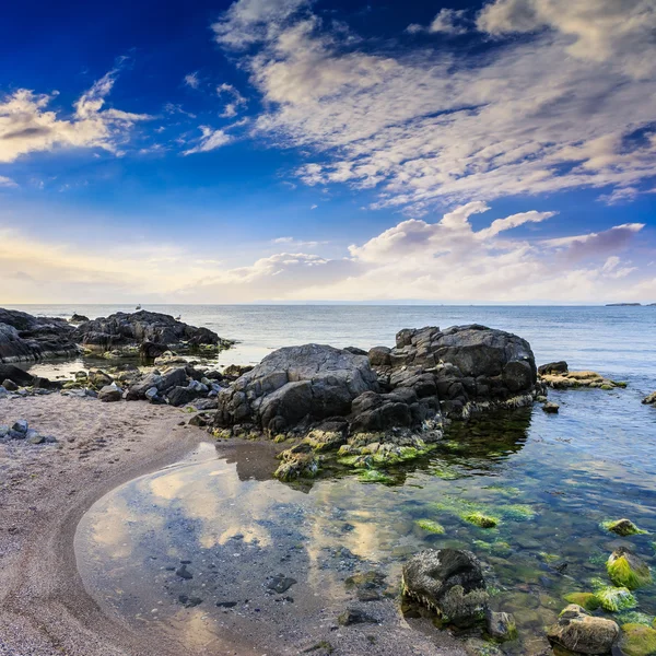 Paisaje de la orilla del mar con rocas —  Fotos de Stock