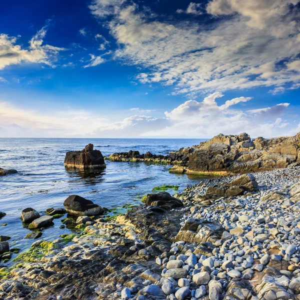 Ola de mar rompe sobre rocas —  Fotos de Stock