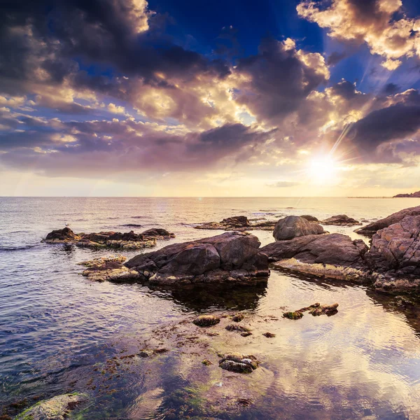 Ola de mar rompe sobre rocas al atardecer —  Fotos de Stock