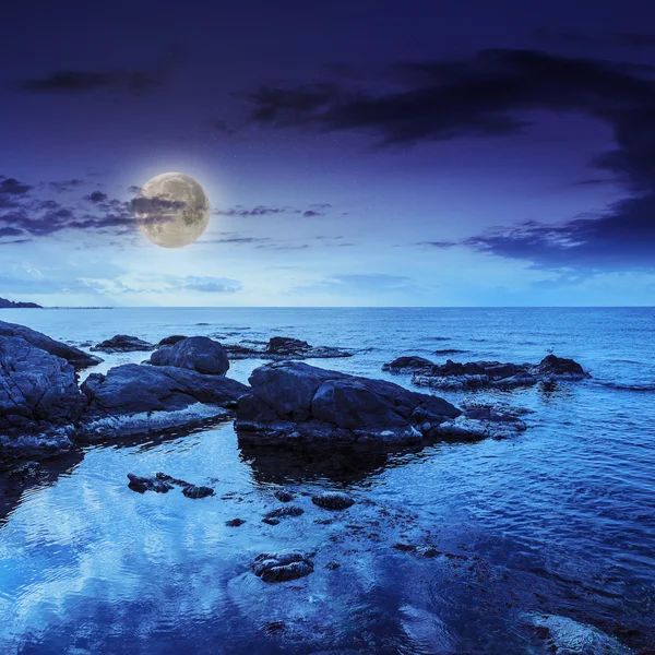 Vague de mer se brise sur les rochers la nuit — Photo
