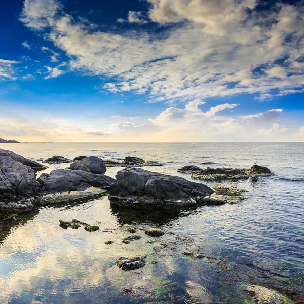 Sea wave breaks about boulders — Stock Photo, Image