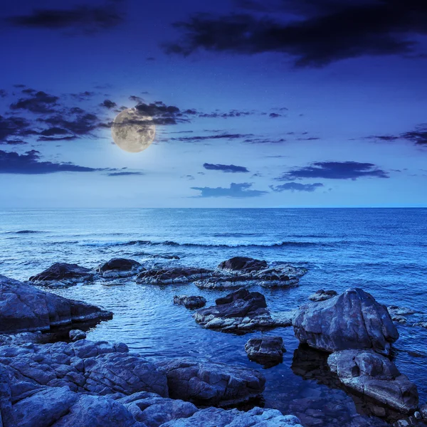 Vague de mer se brise sur les rochers la nuit — Photo