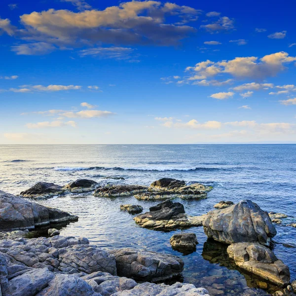 Ola de mar rompe sobre rocas —  Fotos de Stock