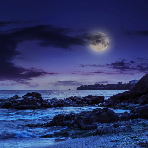 Θάλασσα κύμα διαλείμματα για ογκόλιθοι τη νύχτα — Φωτογραφία Αρχείου