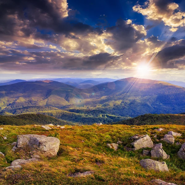 Stenen op de heuvel bij zonsondergang — Stockfoto