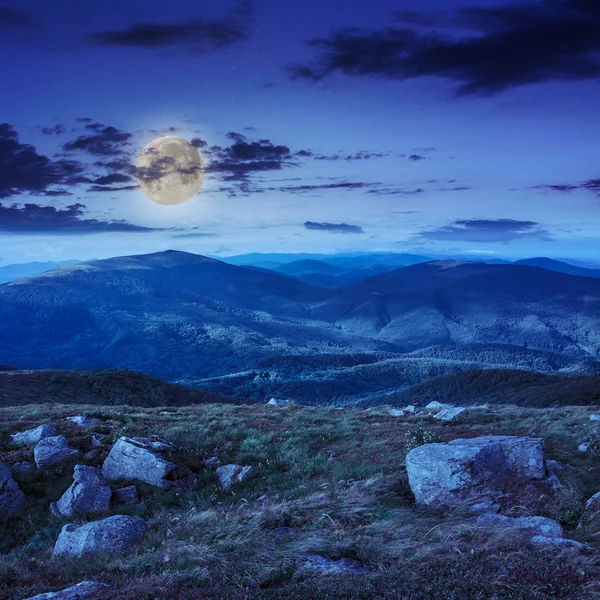 Pierres sur la colline la nuit — Photo