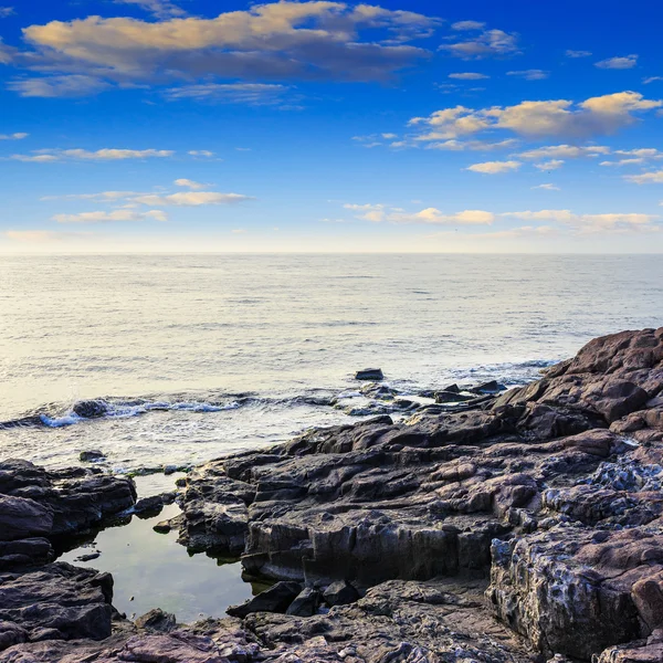 Ola de mar rompe sobre rocas —  Fotos de Stock