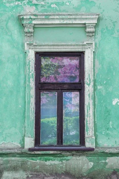 Old window frame on the cracked wall — Stock Photo, Image