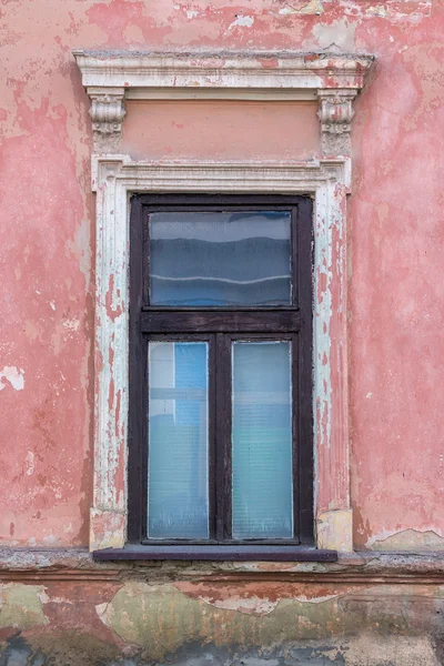 Moldura de janela velha na parede rachada — Fotografia de Stock