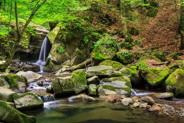 Krásný vodopád vyjde obrovský kámen v lese — Stock fotografie
