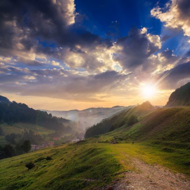 dağlar, sıcak günbatımı üzerinde soğuk sis