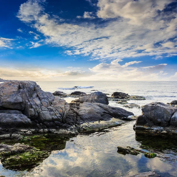 Ola de mar rompe sobre rocas —  Fotos de Stock