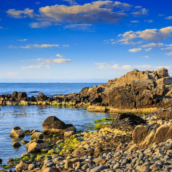 Ola de mar rompe sobre rocas —  Fotos de Stock