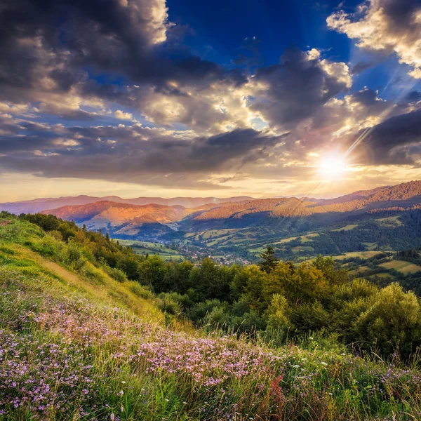 Village entre en montagne au coucher du soleil — Photo