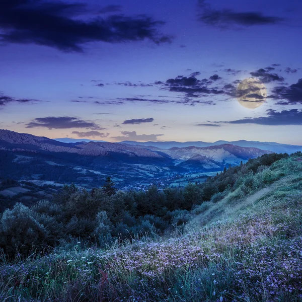 Aldeia entre montanha à noite — Fotografia de Stock
