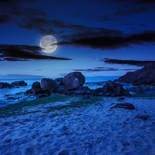 Morze urlop fala o głazy w nocy — Stockfoto