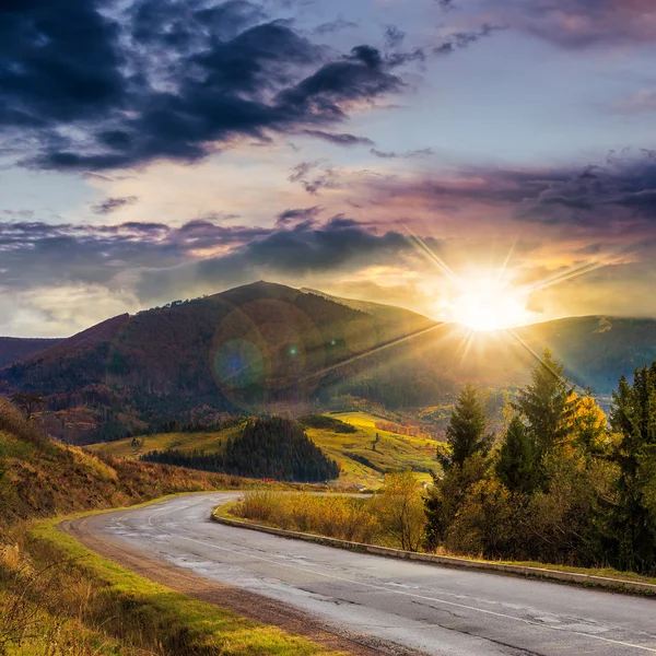 Andare in montagna al tramonto — Foto Stock