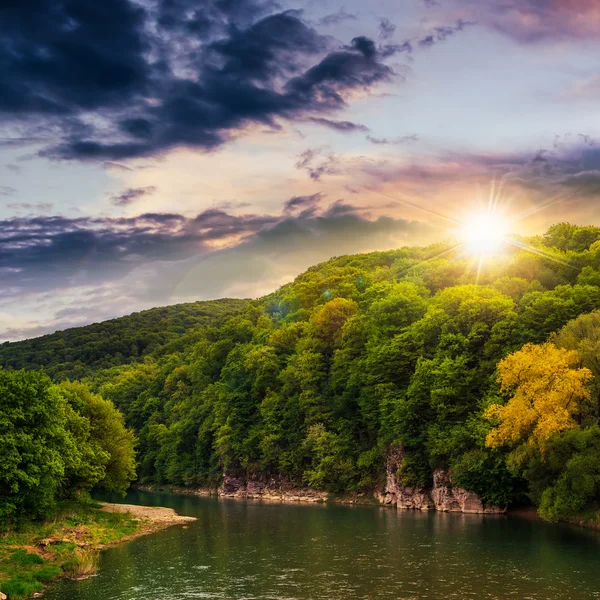 Lugn berg flod på en molnig sommar solnedgång — Stockfoto