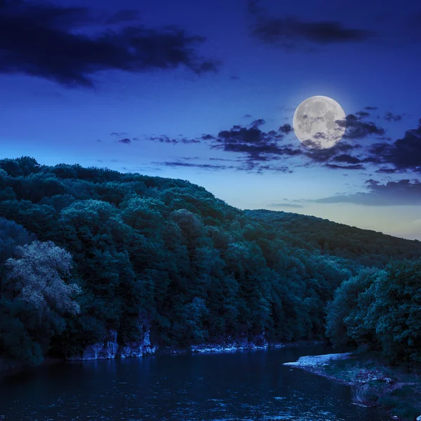 Tenang gunung sungai pada malam musim panas yang gelap — Stok Foto